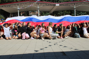 Российский флаг в каждом сердце.